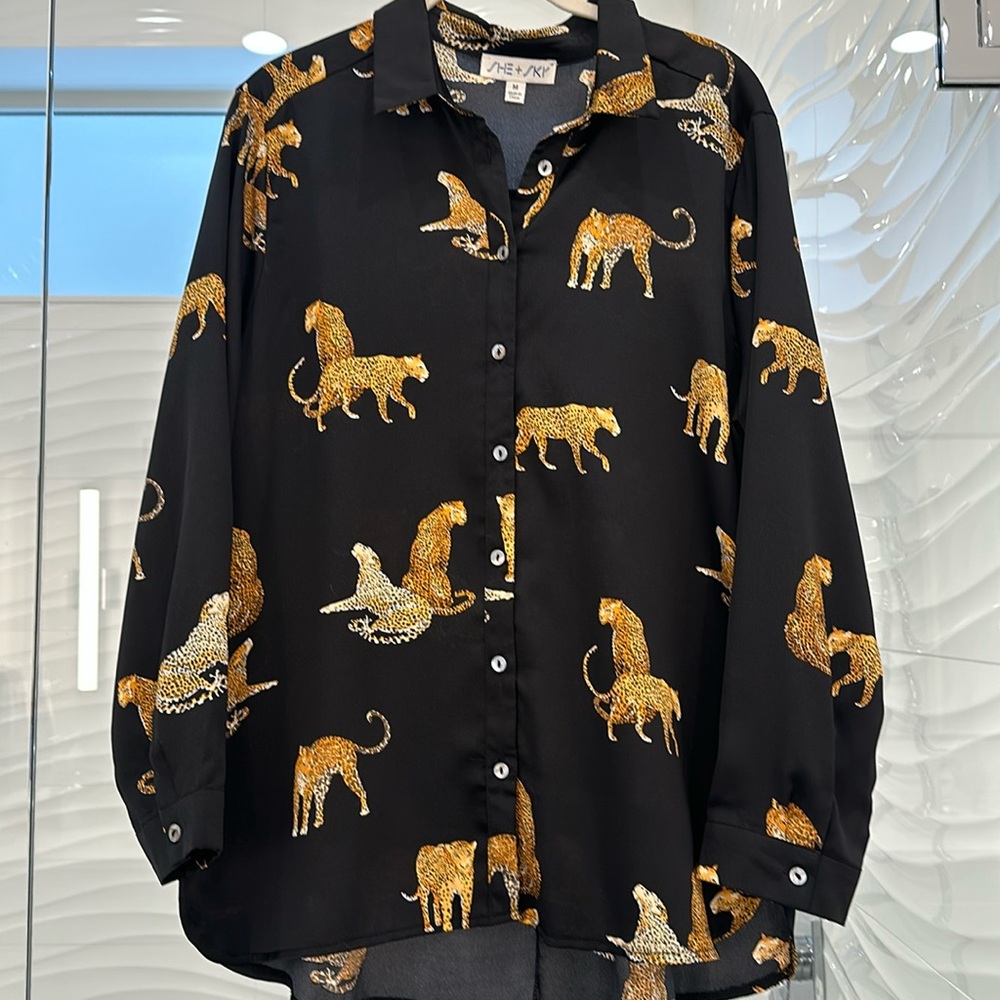 Leopard new blouse, size medium, 100% polyester, so cute!! Smoke free home. 🐆